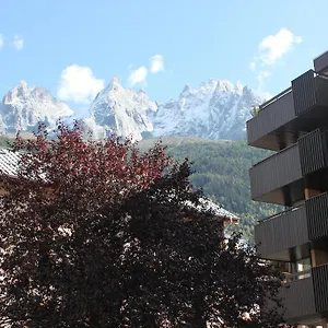 Mummery 1 - Walk To Piste Chamonix